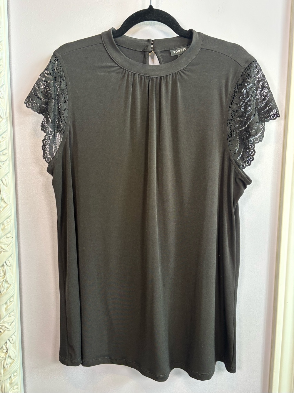 Torrid Black Top with Gathered Front and Lace Cap Sleeves Size 1 (14/16)